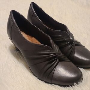 COBB HILL New Balance Elegant Gray Women's Leather 2" Heel Shoes - Size 9N